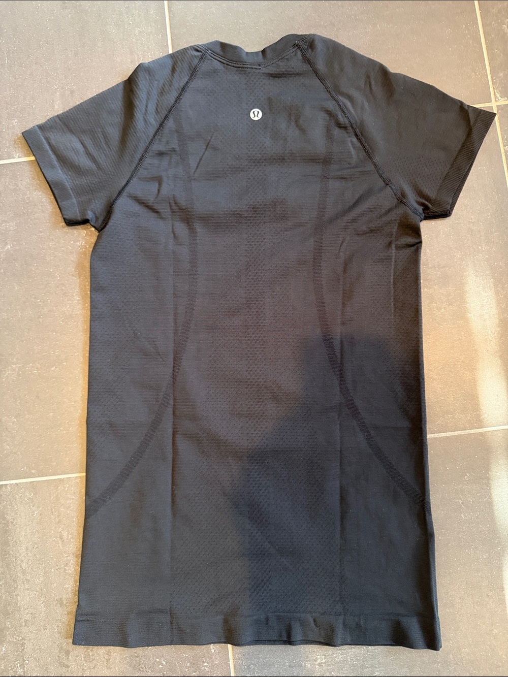 Lululemon Black Swiftly Tech Short-Sleeve Shirt 2.0 *Waist Length size 4 - Picture 2 of 2